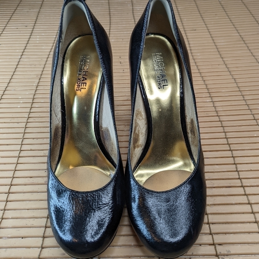 Michael Kors women's sz 7.5M classic 4" heel pumps black leather.